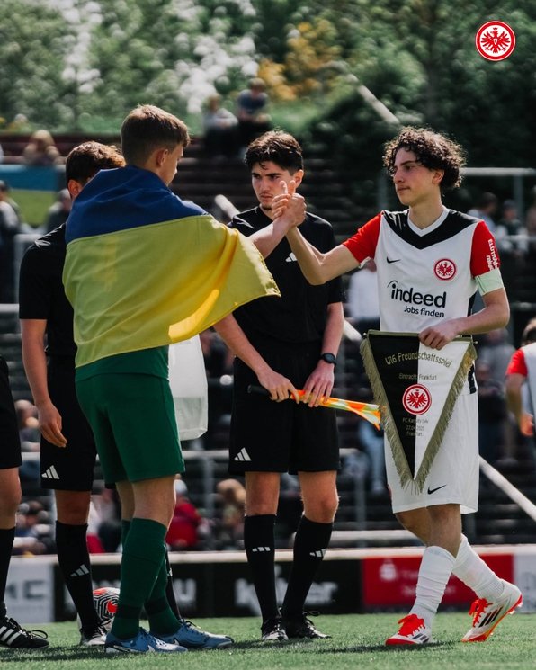 𝗨𝟭𝟲 - 𝙁𝙧𝙚𝙪𝙣𝙙𝙨𝙘𝙝𝙖𝙛𝙩𝙨𝙨𝙥𝙞𝙚𝙡 𝙞𝙣 𝙀𝙞𝙣𝙩𝙧𝙖𝙘𝙝𝙩 •Beim Freundschaftsspiel der U16 gegen den FC Karpaty Lviv aus der Ukraine standen Solidarität und Freundschaft im Vordergrund ••#eintracht